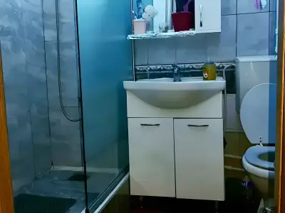 Baie apartament vanzare Sector 5 Bucuresti cu cabina dus